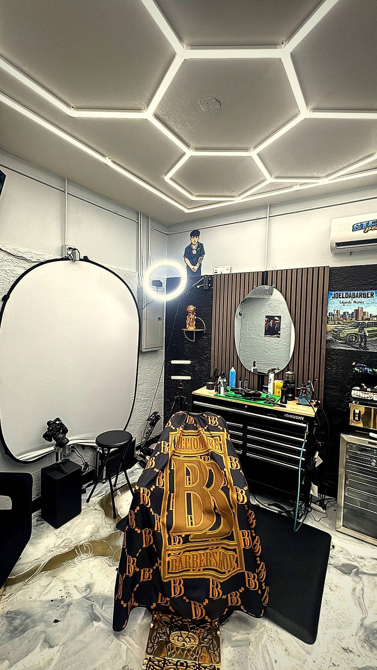 Premium barber station with hexagon lights